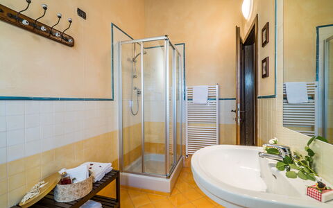 Villa i Colli: Armatur, Zapfhahn, Duschtür, Badewanne, Duschkopf, Badezimmer, Pflanze, Dusche, Gebäude
