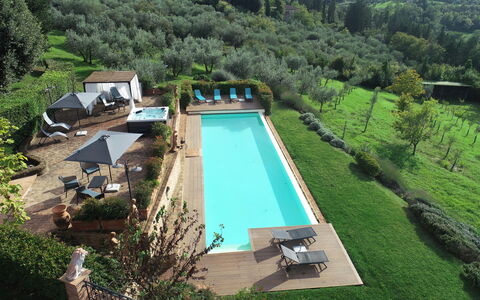 Villa Tresanti: Wasser, Pflanze, Eigentum, Schwimmbad, Baum, Gewässer, Gartenmöbel, Schatten, Landschaft, Freizeit