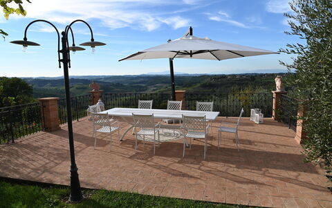 Villa Tresanti: Himmel, Eigentum, Tabelle, Möbel, Wolke, Regenschirm, Schatten, Tisch Im Freien, Baum, Gartenmöbel