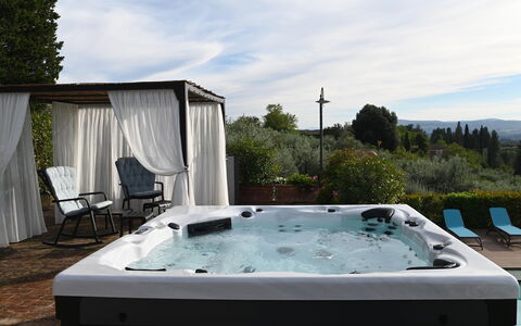 Villa Tresanti: Wasser, Himmel, Pflanze, Wolke, Badewanne, Schwimmbad, Azurblau, Jacuzzi, Jacuzzi, Interior Design