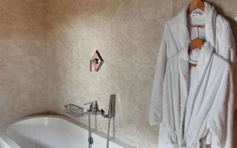 Villa Tresanti: Armatur, Badewanne, Zapfhahn, Badezimmer, Interior Design, Installation, Linie, Wand, Fussboden