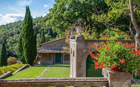 Villa Torreone: Pflanze, Gebäude, Eigentum, Fenster, Himmel, Blume, Wolke, Baum, Vegetation, Hütte