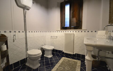 Villa Torreone: Spiegel, Armatur, Sinken, Bad Sink, Eigentum, Zapfhahn, Gebäude, Badezimmer, Lila, Interior Design