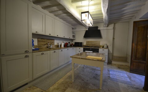 Villa Torreone: Cabinetry, Holz, Küche, Flooring, Fussboden, Haus, Countertop, Gebäude, Hartholz, Tür