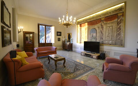 Villa Torreone: Bilderrahmen, Möbel, Eigentum, Interior Design, Komfort, Die Architektur, Flooring, Wohnzimmer, Fussboden, Holz