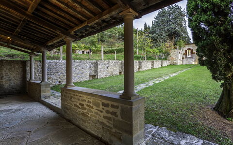 Villa Torreone: Pflanze, Eigentum, Baum, Schatten, Gebäude, Holz, Gras, Grundeigentum, Landschaft, Hütte