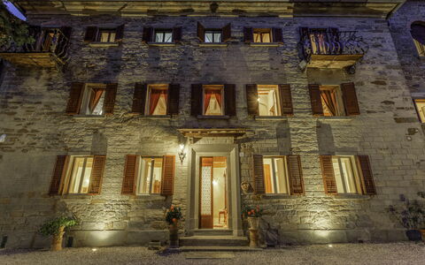 Villa Torreone: Fenster, Gebäude, Tür, Fassade, Symmetrie, Stadt, Mittelalterliche Architektur, Bogen, Holz