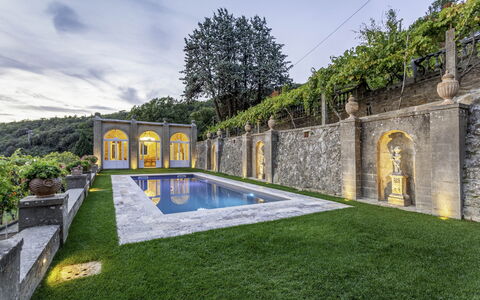 Villa Torreone: Himmel, Pflanze, Wasser, Wolke, Baum, Schwimmbad, Gras, Gebäude, Freizeit, Landschaft