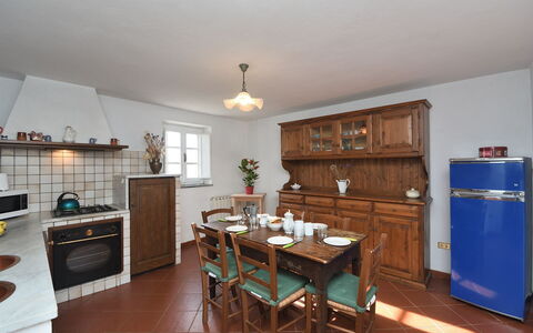 Villa Antelminelli: Eigentum, Möbel, Cabinetry, Tabelle, Holz, Stuhl, Interior Design, Küche, Gebäude, Flooring