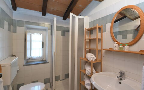 Villa Antelminelli: Spiegel, Armatur, Zapfhahn, Sinken, Eigentum, Bad Sink, Gebäude, Badezimmer, Fenster, Interior Design