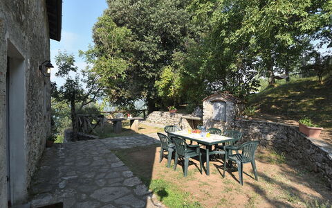 Villa Antelminelli: Pflanze, Möbel, Tabelle, Himmel, Baum, Stuhl, Gartenmöbel, Schatten, Blumentopf, Gebäude