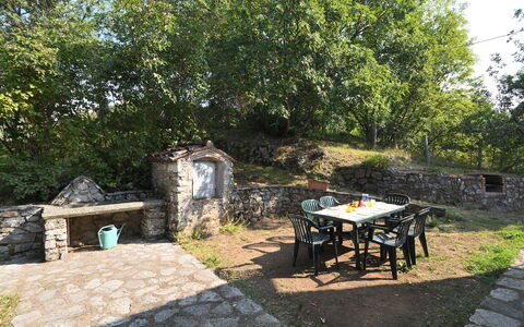 Villa Antelminelli: Pflanze, Pflanzengemeinschaft, Möbel, Tabelle, Baum, Schatten, Gartenmöbel, Tisch Im Freien, Stuhl, Küche & Esszimmer Tisch