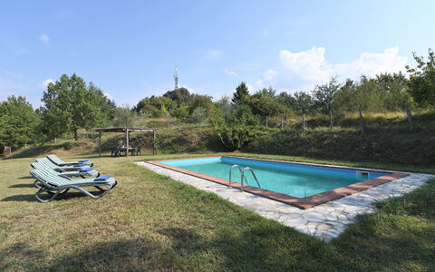 Villa Antelminelli: Himmel, Wasser, Schwimmbad, Wolke, Schatten, Natürliche Landschaft, Baum, Rechteck, Gartenmöbel, Freizeit