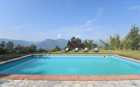 Villa Antelminelli: Wasser, Himmel, Schwimmbad, Wolke, Rechteck, Schatten, Freizeit, Baum, Gras, Verbundwerkstoff