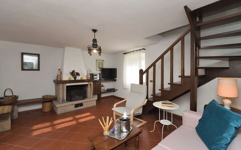 Villa Antelminelli: Bilderrahmen, Eigentum, Möbel, Holz, Beleuchtung, Tabelle, Couch, Fussboden, Flooring, Wohnzimmer