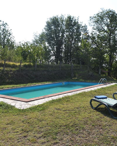 Villa Antelminelli: Pflanze, Himmel, Schwimmbad, Baum, Schatten, Gartenmöbel, Außenbank, Rechteck, Freizeit, Gras