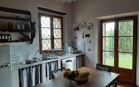 Casa Banditello: Eigentum, Tabelle, Möbel, Cabinetry, Fenster, Countertop, Weiss, Bilderrahmen, Holz, Interior Design