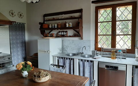 Casa Banditello: Möbel, Eigentum, Cabinetry, Tabelle, Countertop, Geschirr, Holz, Fenster, Küche, Herd