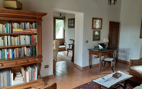 Casa Banditello: Möbel, Eigentum, Bilderrahmen, Bücherregal, Regal, Holz, Blau, Tabelle, Interior Design, Beleuchtung