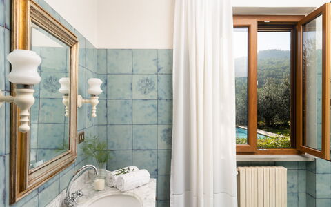 Residenza la Casuccia: Zapfhahn, Armatur, Azurblau, Holz, Interior Design, Beleuchtung, Fenster, Fussboden, Badezimmer