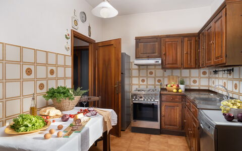 Residenza la Casuccia: Essen, Cabinetry, Countertop, Eigentum, Tabelle, Holz, Küche, Beleuchtung, Interior Design, Geschirr