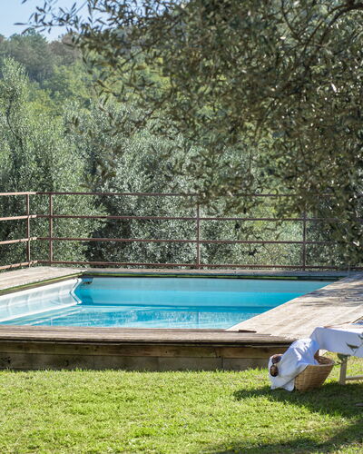 Residenza la Casuccia: Wasser, Pflanze, Schwimmbad, Schatten, Freizeit, Gras, Verbundwerkstoff, Landschaft, Holz, Rechteck