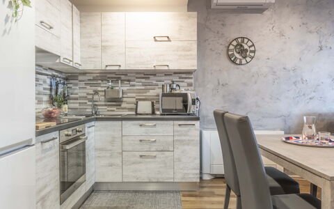Florence Suite Apartment: Cabinetry, Möbel, Tabelle, Countertop, Gebäude, Holz, Küche, Herd, Interior Design, Spüle