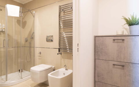 Florence Suite Apartment: Armatur, Sinken, Badezimmer, Beleuchtung, Duschkopf, Interior Design, Zapfhahn, Flooring, Fussboden