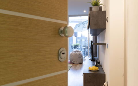 Florence Suite Apartment: Gebäude, Holz, Zimmerpflanze, Blumentopf, Tür, Regale, Fussboden, Flooring, Pflanze, Hartholz