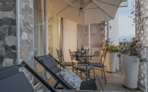 Florence Suite Apartment: Tabelle, Möbel, Eigentum, Gebäude, Stuhl, Blumentopf, Pflanze, Schatten, Haus, Holz