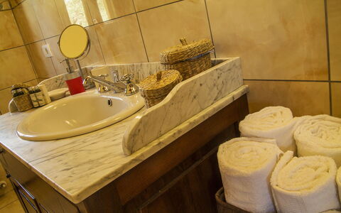 Orangerie Degli Ulivi: Zapfhahn, Spiegel, Armatur, Eigentum, Bad Sink, Sinken, Badezimmer, Holz, Installation, Flooring