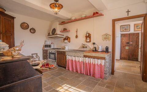 Villa In Garfagnana: Bilderrahmen, Gebäude, Cabinetry, Holz, Orange, Interior Design, Flooring, Fussboden, Wohnzimmer, Holzbeize