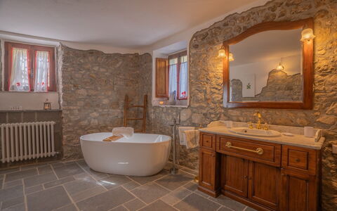 Villa In Garfagnana: Spiegel, Badezimmerschrank, Armatur, Zapfhahn, Eigentum, Gebäude, Sinken, Cabinetry, Badewanne, Badezimmer