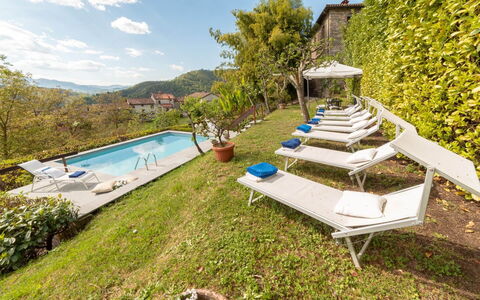 Villa In Garfagnana: Pflanze, Himmel, Wasser, Wolke, Schwimmbad, Gartenmöbel, Natürliche Landschaft, Baum, Die Architektur, Freizeit