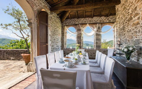 Villa In Garfagnana: Pflanze, Tabelle, Eigentum, Möbel, Geschirr, Stuhl, Zimmerpflanze, Gebäude, Interior Design, Himmel