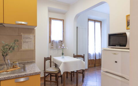Vintage Apartment in Florence: Möbel, Eigentum, Cabinetry, Tabelle, Interior Design, Holz, Fussboden, Gebäude, Haushaltsgerät, Flooring