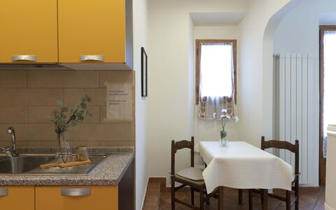 Vintage Apartment in Florence: Eigentum, Möbel, Cabinetry, Gebäude, Interior Design, Countertop, Gelb, Tabelle, Fussboden