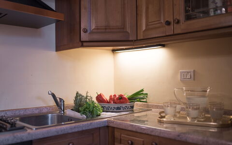 Duomo Suite: Countertop, Cabinetry, Eigentum, Spüle, Essen, Sinken, Küche, Herd, Küchengerät, Holz