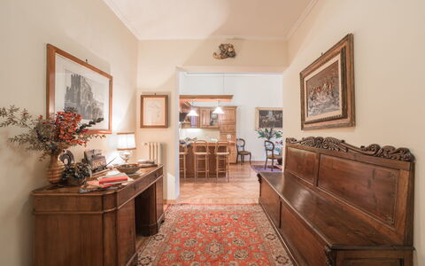 Duomo Suite: Bilderrahmen, Eigentum, Cabinetry, Tabelle, Pflanze, Holz, Blume, Interior Design, Zimmerpflanze, Schublade