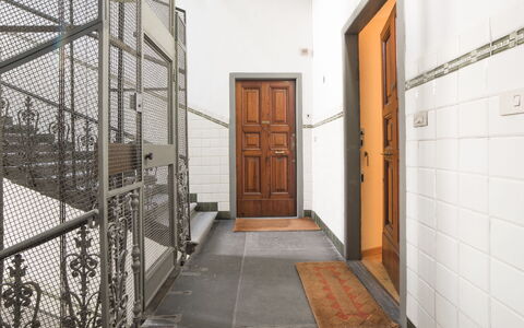 Duomo Suite: Tür, Holz, Gebäude, Interior Design, Fussboden, Flooring, Grundeigentum, Fassade, Decke