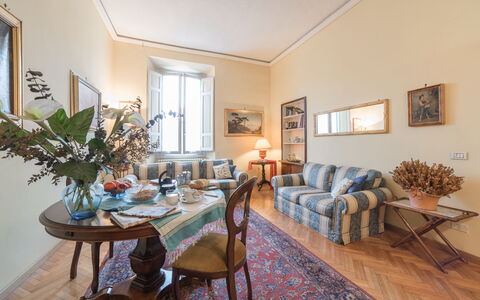Duomo Suite: Tabelle, Bilderrahmen, Möbel, Eigentum, Pflanze, Fenster, Azurblau, Couch, Holz, Interior Design
