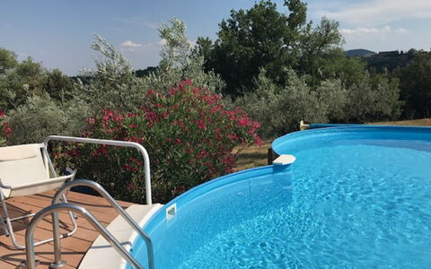 Villa Nibbiano: Wasser, Himmel, Pflanze, Eigentum, Schwimmbad, Azurblau, Wolke, Freizeit, Gartenmöbel, Natürliche Landschaft