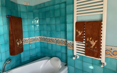 Villa Nibbiano: Badewanne, Eigentum, Armatur, Blau, Azurblau, Interior Design, Badezimmer, Zapfhahn, Flooring, Fussboden