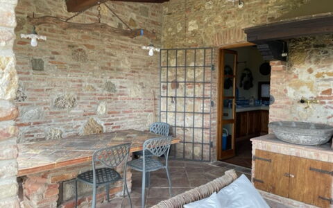 Villa Nibbiano: Möbel, Eigentum, Holz, Tabelle, Interior Design, Fussboden, Gebäude, Flooring, Hartholz, Grundeigentum
