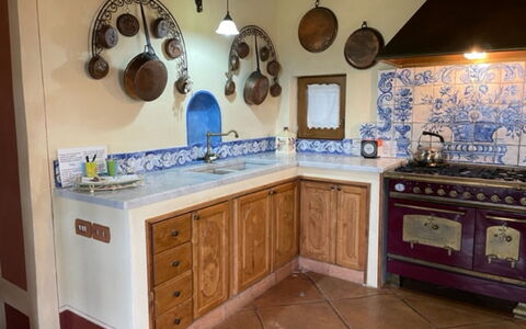 Villa Nibbiano: Cabinetry, Möbel, Countertop, Küche, Holz, Interior Design, Schublade, Flooring, Fussboden, Haushaltsgerät