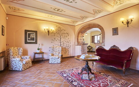 Villa Sulle Crete: Möbel, Dekoration, Gebäude, Tabelle, Bilderrahmen, Interior Design, Beleuchtung, Wohnzimmer, Haus, Flooring