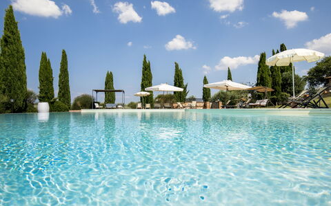 Villa Sulle Crete: Wasser, Wolke, Himmel, Eigentum, Azurblau, Pflanze, Baum, Schwimmbad, Freizeit, Aqua