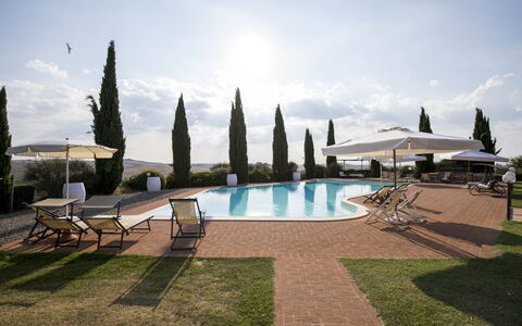 Villa Sulle Crete: Himmel, Wasser, Wolke, Pflanze, Baum, Schwimmbad, Gebäude, Gartenmöbel, Gras, Freizeit