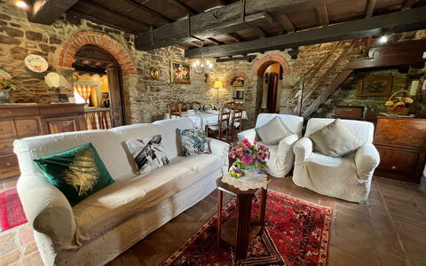 Villa Patrizia: Möbel, Couch, Tabelle, Gebäude, Interior Design, Bilderrahmen, Wohnzimmer, Dekoration, Fussboden, Grundeigentum