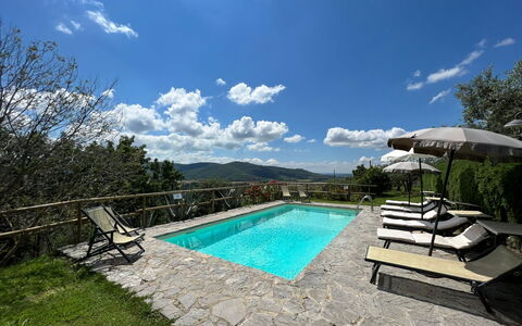 Villa Patrizia: Wolke, Himmel, Wasser, Pflanze, Schwimmbad, Baum, Schatten, Gartenmöbel, Natürliche Landschaft, Gras